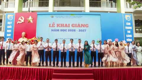 Đồng ch&iacute; Nguyễn Thanh B&igrave;nh, Ph&oacute; B&iacute; thư Tỉnh ủy, Chủ tịch UBND tỉnh dự Lễ khai giảng tại Trường THPT chuy&ecirc;n L&ecirc; Hồng Phong