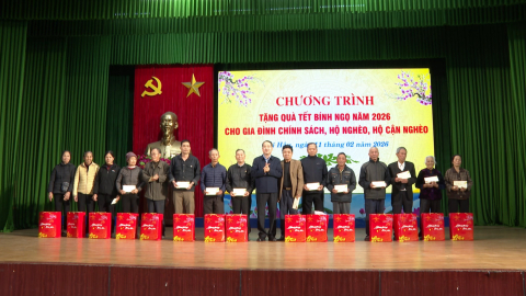 Tặng qu&agrave; Tết cho hộ gia đ&igrave;nh ch&iacute;nh s&aacute;ch, hộ ngh&egrave;o, hộ cận ngh&egrave;o tr&ecirc;n địa b&agrave;n x&atilde; Hải Hậu