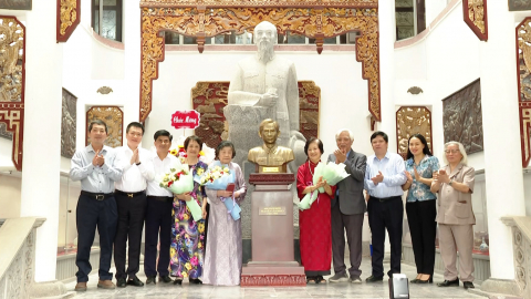 Trao tặng pho tượng nh&agrave; c&aacute;ch mạng Nguyễn Văn Hoan cho Bảo t&agrave;ng Ninh B&igrave;nh