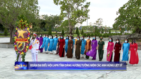 Đo&agrave;n Đại biểu Hội LHPN tỉnh d&acirc;ng hương tưởng niệm c&aacute;c anh h&ugrave;ng liệt sỹ