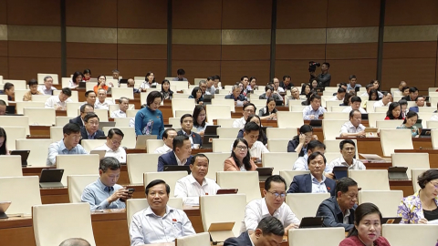 Quốc hội thảo luận về ph&aacute;t triển kinh tế - x&atilde; hội