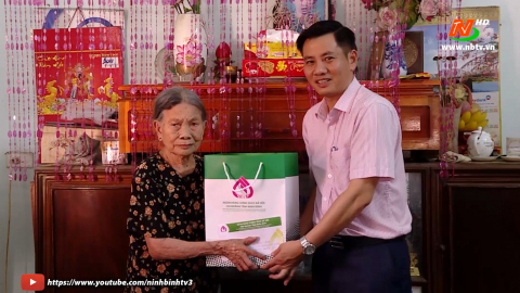 Ng&acirc;n h&agrave;ng CSXH chi nh&aacute;nh Ninh B&igrave;nh thăm tặng qu&agrave; nh&acirc;n kỷ niệm 75 năm ng&agrave;y Thương binh, Liệt sỹ