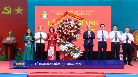 Đồng ch&iacute; Ph&oacute; B&iacute; thư Tỉnh ủy, Trưởng Đo&agrave;n đại biểu Quốc hội tỉnh Mai Văn Tuất dự Lễ khai giảng năm học mới tại Trường THPT chuy&ecirc;n Bi&ecirc;n H&ograve;a
