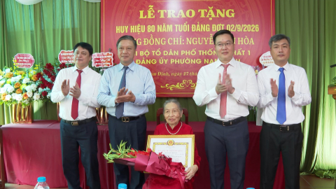 Đồng ch&iacute; Ph&oacute; B&iacute; thư Thường trực Tỉnh ủy Trần Đăng Quỳnh trao tặng Huy hiệu Đảng đợt 2/9
