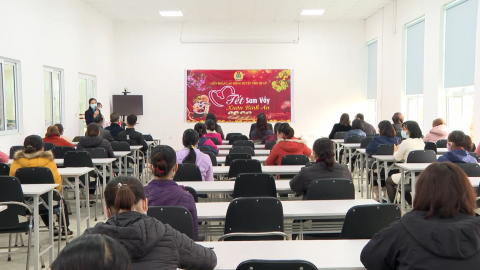 LĐLĐ tỉnh tặng qu&agrave; Tết cho c&ocirc;ng nh&acirc;n c&oacute; ho&agrave;n cảnh kh&oacute; khăn