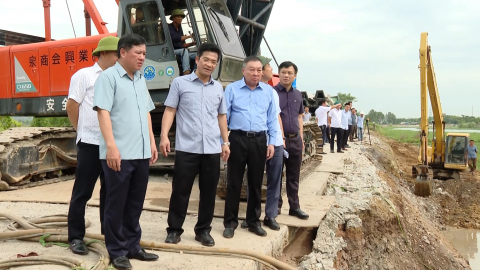 Kiểm tra tiến độ thực hiện Dự &aacute;n n&acirc;ng cấp, cải tạo, k&egrave; chống sạt lở v&agrave; x&acirc;y dựng cảnh quan hai bờ s&ocirc;ng V&acirc;n