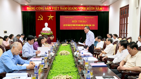 Hội thảo lịch sử Đảng bộ th&agrave;nh phố Ninh B&igrave;nh, giai đoạn 2000-2024
