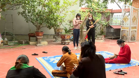 Trao sinh kế gi&uacute;p hội vi&ecirc;n ngh&egrave;o vươn l&ecirc;n