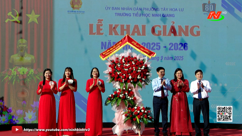 Đồng ch&iacute; B&iacute; thư Tỉnh ủy Trương Quốc Huy dự Lễ khai giảng năm học mới tại Trường Tiểu học Ninh Giang
