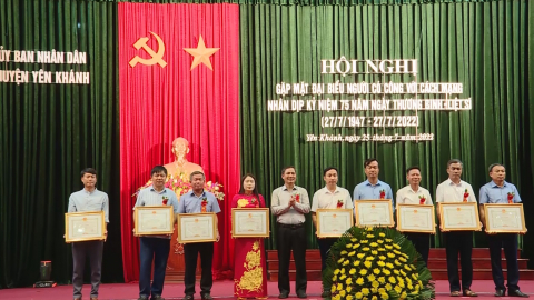 Nho Quan gặp mặt người c&oacute; c&ocirc;ng với c&aacute;ch mạng