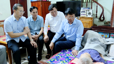 Đồng ch&iacute; Ph&oacute; Chủ tịch Thường trực UBND tỉnh Trần Song T&ugrave;ng thăm, tặng qu&agrave; nh&acirc;n kỷ niệm 81 năm Quốc kh&aacute;nh 2-9