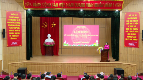 Bế giảng lớp bồi dưỡng ngạch chuy&ecirc;n vi&ecirc;n v&agrave; tương đương 