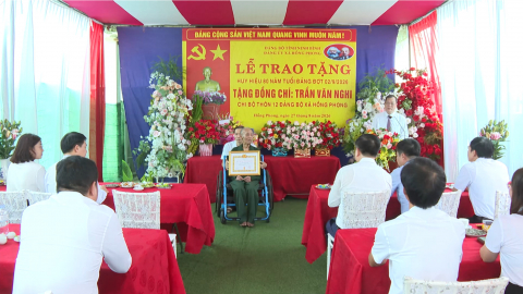 Đồng ch&iacute; Ph&oacute; B&iacute; thư Tỉnh ủy, Chủ tịch HĐND tỉnh L&ecirc; Quốc Chỉnh trao tặng Huy hiệu Đảng đợt 2/9