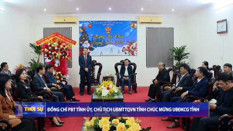 Đồng ch&iacute; Ph&oacute; B&iacute; thư Tỉnh ủy, Chủ tịch Ủy ban MTTQ Việt Nam tỉnh ch&uacute;c mừng Ủy ban Đo&agrave;n kết C&ocirc;ng gi&aacute;o tỉnh
