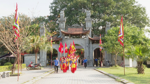 Thực hiện nghi lễ mở cửa đền tại Lễ hội Hoa Lư năm 2023
