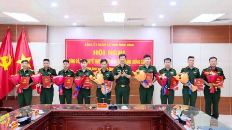 Trao quyết định thăng qu&acirc;n h&agrave;m, n&acirc;ng lương c&aacute;n bộ năm 2025