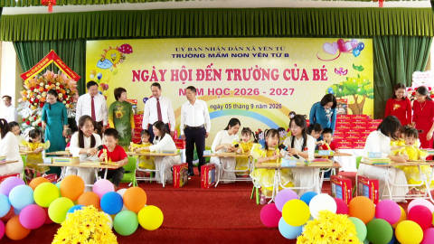 Đồng ch&iacute; Ph&oacute; B&iacute; thư Tỉnh uỷ, Trưởng Đo&agrave;n ĐBQH tỉnh Mai Văn Tuất thăm, tặng qu&agrave; c&aacute;c Trường Mầm non tại x&atilde; Y&ecirc;n Từ
