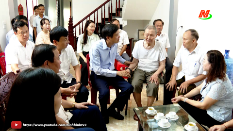 Đồng ch&iacute; B&iacute; thư Tỉnh ủy thăm, tặng qu&agrave; c&aacute;n bộ l&atilde;o th&agrave;nh c&aacute;ch mạng nh&acirc;n dịp Quốc kh&aacute;nh 2-9