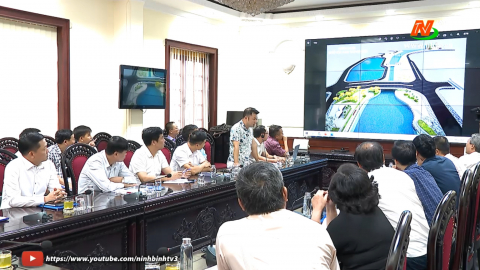 UBND tỉnh nghe b&aacute;o c&aacute;o về phương &aacute;n kiến tr&uacute;c cảnh quan 2 bờ s&ocirc;ng V&acirc;n