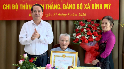 Đồng ch&iacute; Ph&oacute; B&iacute; thư Tỉnh ủy, Trưởng Đo&agrave;n ĐBQH tỉnh Mai Văn Tuất trao tặng Huy hiệu Đảng đợt 2/9