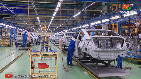 Người lao động hăng h&aacute;i lao động, thi đua sản xuất