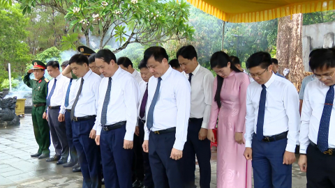  Đo&agrave;n đại biểu tỉnh Ninh B&igrave;nh d&acirc;ng hương tại c&aacute;c Nghĩa trang Liệt sĩ quốc gia ở Quảng Trị