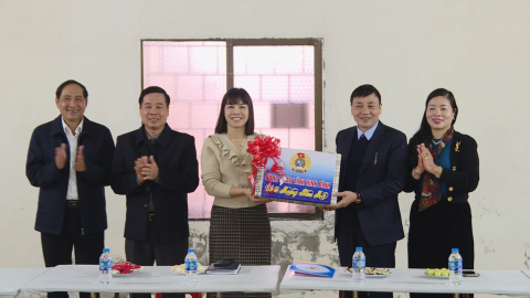 LĐLĐ tỉnh Ninh B&igrave;nh thăm, động vi&ecirc;n c&ocirc;ng nh&acirc;n lao động đầu Xu&acirc;n Ất Tỵ 2025