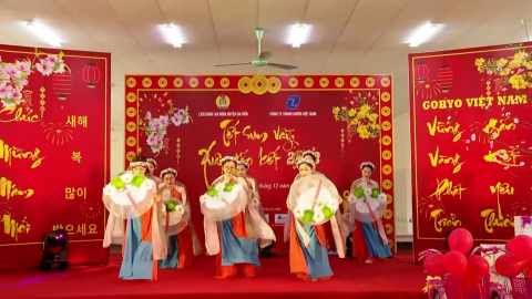 Tết sum vầy - ấm t&igrave;nh đo&agrave;n vi&ecirc;n