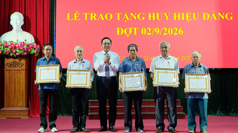 Đảng ủy x&atilde; Gia V&acirc;n tổ chức Lễ trao tặng huy hiệu Đảng 