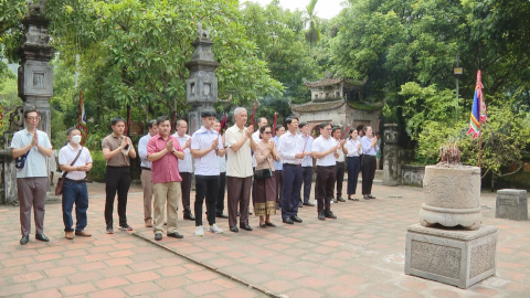 Đo&agrave;n đại biểu cấp cao Thủ đ&ocirc; Vi&ecirc;ng Chăn d&acirc;ng hương tại Cố đ&ocirc; Hoa Lư