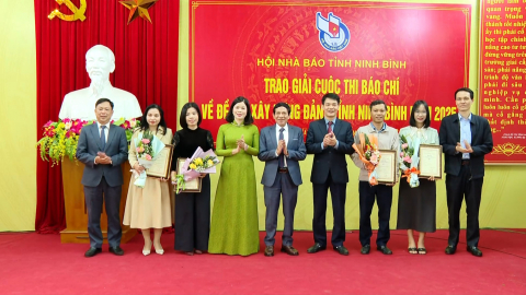 Trao giải Cuộc thi b&aacute;o ch&iacute; về đề t&agrave;i x&acirc;y dựng Đảng tỉnh Ninh B&igrave;nh năm 2025