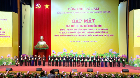 Tổng B&iacute; thư T&ocirc; L&acirc;m gặp mặt c&aacute;c thế hệ đại biểu Quốc hội