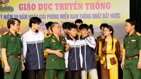 Gi&aacute;o dục truyền thống cho học sinh nh&acirc;n Kỷ niệm 50 năm giải ph&oacute;ng miền Nam thống nhất đất nước