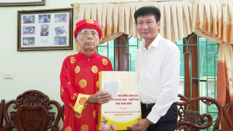 Đồng ch&iacute; B&iacute; thư Tỉnh ủy Trần Huy Tuấn thăm, tặng qu&agrave; v&agrave; trao tặng Huy hiệu Đảng đợt 2/9