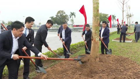 Đồng ch&iacute; Ph&oacute; B&iacute; thư Tỉnh ủy, Chủ tịch UBND tỉnh Trần Huy Tuấn dự Lễ ph&aacute;t động &ldquo;Tết trồng c&acirc;y đời đời nhớ ơn B&aacute;c Hồ&rdquo;