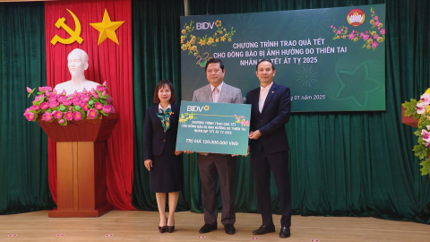 Ủy ban MTTQ Việt Nam tỉnh tiếp nhận qu&agrave; Tết