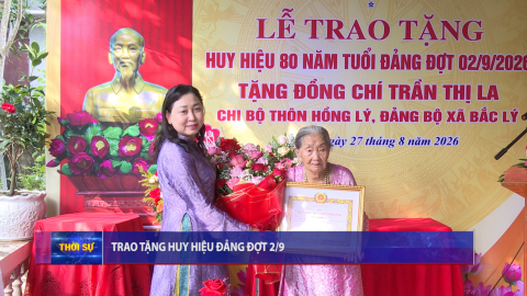 Đồng ch&iacute; Ph&oacute; B&iacute; thư Tỉnh ủy, Chủ tịch Ủy ban MTTQ Việt Nam tỉnh Đinh Thị Lụa trao tặng Huy hiệu Đảng đợt 2/9