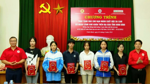 Tặng qu&agrave; nạn nh&acirc;n chất độc da cam c&oacute; ho&agrave;n cảnh đặc biệt kh&oacute; khăn