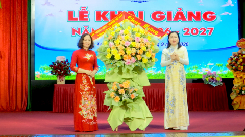 Đồng ch&iacute; Ph&oacute; B&iacute; thư Tỉnh ủy, Chủ tịch Uỷ ban MTTQ Việt Nam tỉnh Đinh Thị Lụa dự khai giảng năm học mới tại Trường Tiểu học Tam Ch&uacute;c