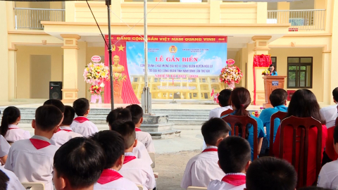 Gắn biển c&ocirc;ng tr&igrave;nh ch&agrave;o mừng đại hội c&ocirc;ng đo&agrave;n huyện Hoa Lư