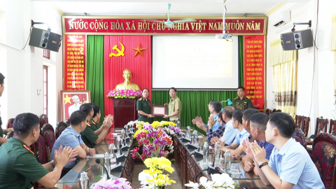 Trao kỷ vật chiến tranh cho cựu chiến binh