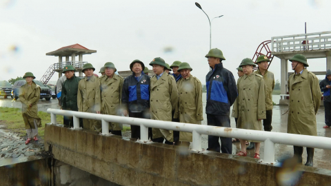 Đồng ch&iacute; B&iacute; thư Tỉnh ủy Trương Quốc Huy kiểm tra c&ocirc;ng t&aacute;c ứng ph&oacute; với cơn b&atilde;o số 5
