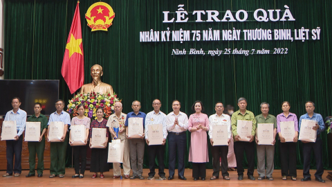 Tặng qu&agrave; kỉ niệm 75 năm ng&agrave;y thương binh, liệt sỹ