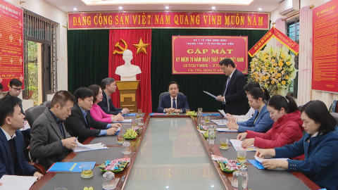 Đồng ch&iacute; Chủ tịch UBND tỉnh thăm, ch&uacute;c mừng nh&acirc;n ng&agrave;y 27/2