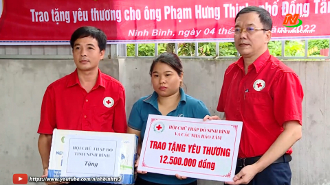 Tặng qu&agrave; chương tr&igrave;nh &ldquo;Thương nhau Ninh B&igrave;nh&rdquo;