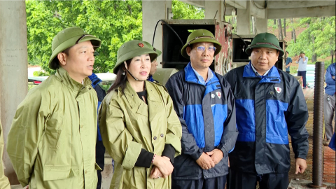Đồng ch&iacute; Ph&oacute; B&iacute; thư Thường trực Tỉnh ủy Đinh Thị Lụa kiểm tra c&ocirc;ng t&aacute;c ứng ph&oacute; với b&atilde;o số 5