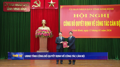 UBND tỉnh c&ocirc;ng bố quyết định về c&ocirc;ng t&aacute;c c&aacute;n bộ