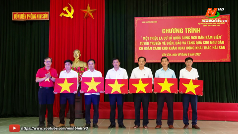 Tặng cờ Tổ quốc c&ugrave;ng ngư d&acirc;n Kim Sơn b&aacute;m biển