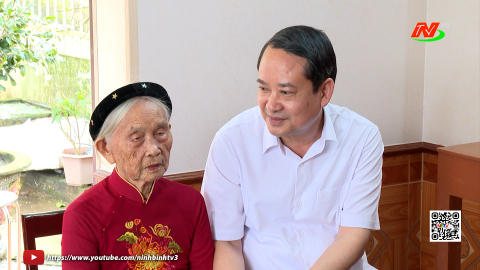 C&aacute;c đồng ch&iacute; l&atilde;nh đạo tỉnh thăm, tặng qu&agrave; c&aacute;c gia đ&igrave;nh ch&iacute;nh s&aacute;ch, người c&oacute; c&ocirc;ng nh&acirc;n dịp kỷ niệm 80 năm ng&agrave;y Quốc kh&aacute;nh