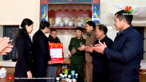 Thăm, tặng qu&agrave; Tết gia đ&igrave;nh ch&iacute;nh s&aacute;ch v&agrave; thanh ni&ecirc;n chuẩn bị nhập ngũ c&oacute; ho&agrave;n cảnh kh&oacute; khăn tr&ecirc;n địa b&agrave;n huyện Kim Sơn